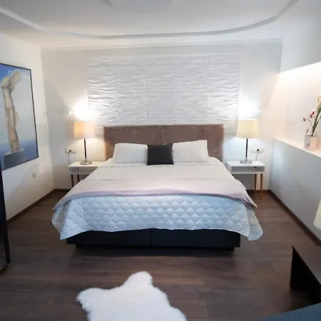 Lydia Otel